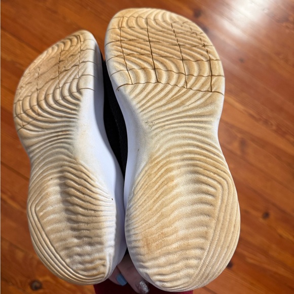 Women’s 8.5 Black and White Nike Athletic Sneakers - Picture 2 of 3